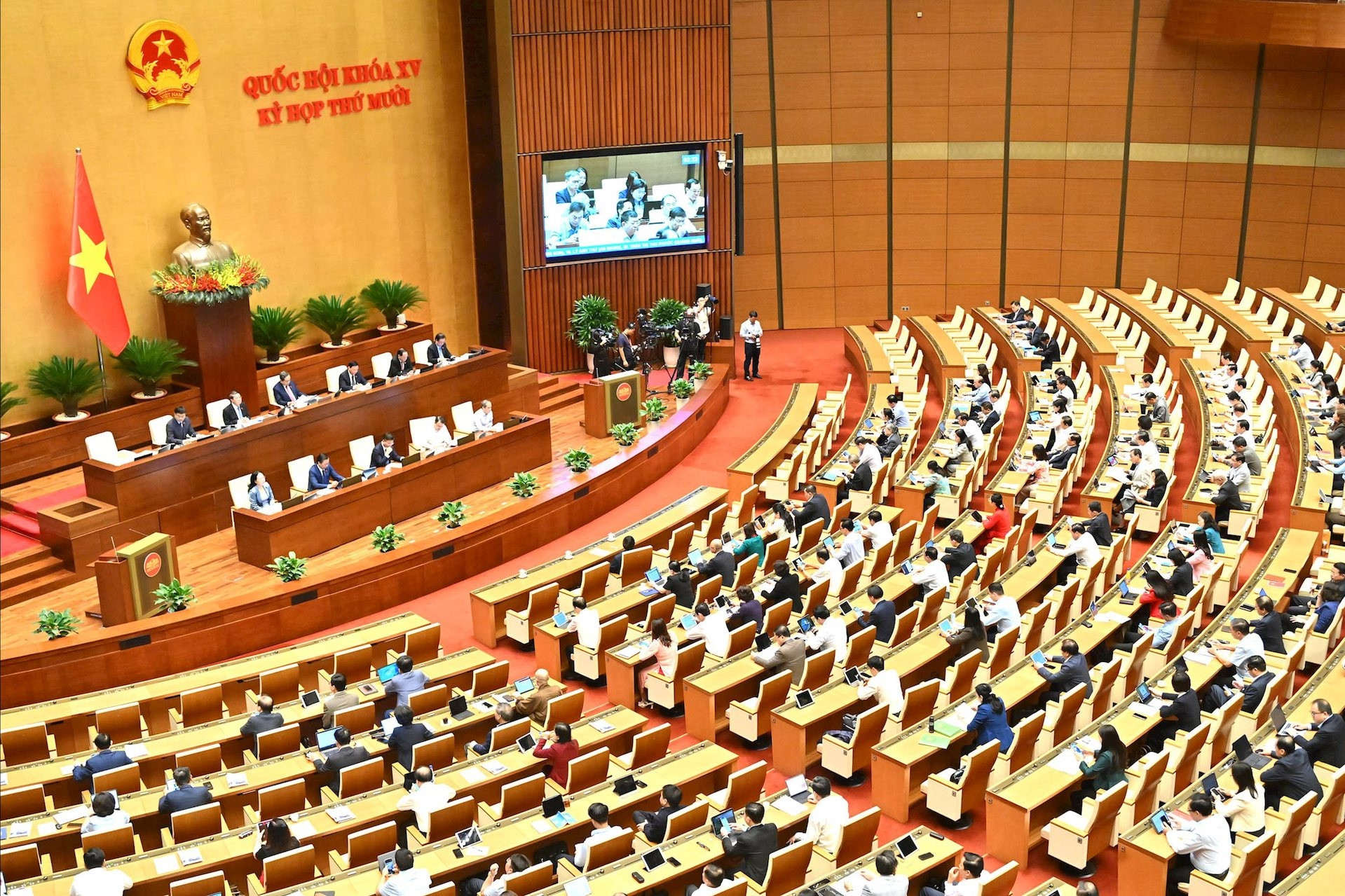 Quốc hội thảo luận dự thảo Văn kiện trình Đại hội 14, sửa thuế thu nhập cá nhân