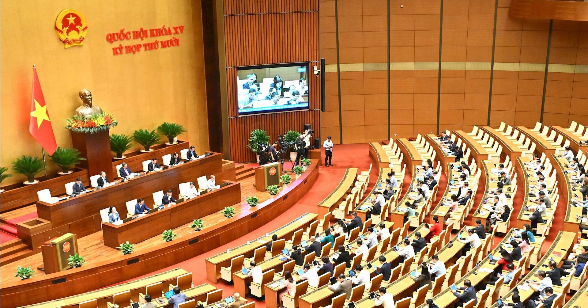Quốc hội thảo luận dự thảo Văn kiện trình Đại hội 14, sửa thuế thu nhập cá nhân