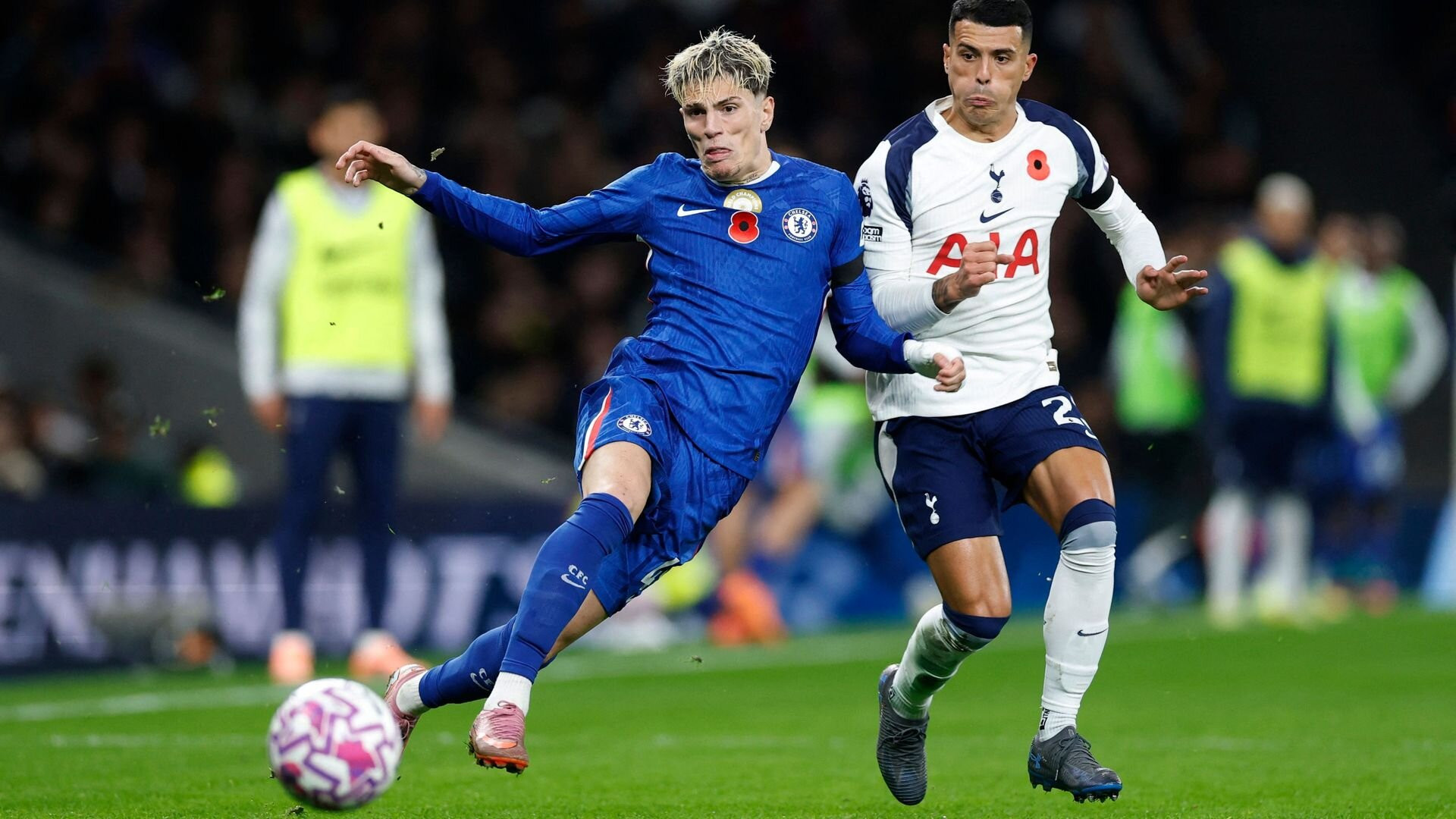 resources_premierleague_pulselive_com 2025 11 01T185033Z_2123238202_UP1ELB11GC8VE_RTRMADP_3_SOCCER ENGLAND TOT CHE.jpg