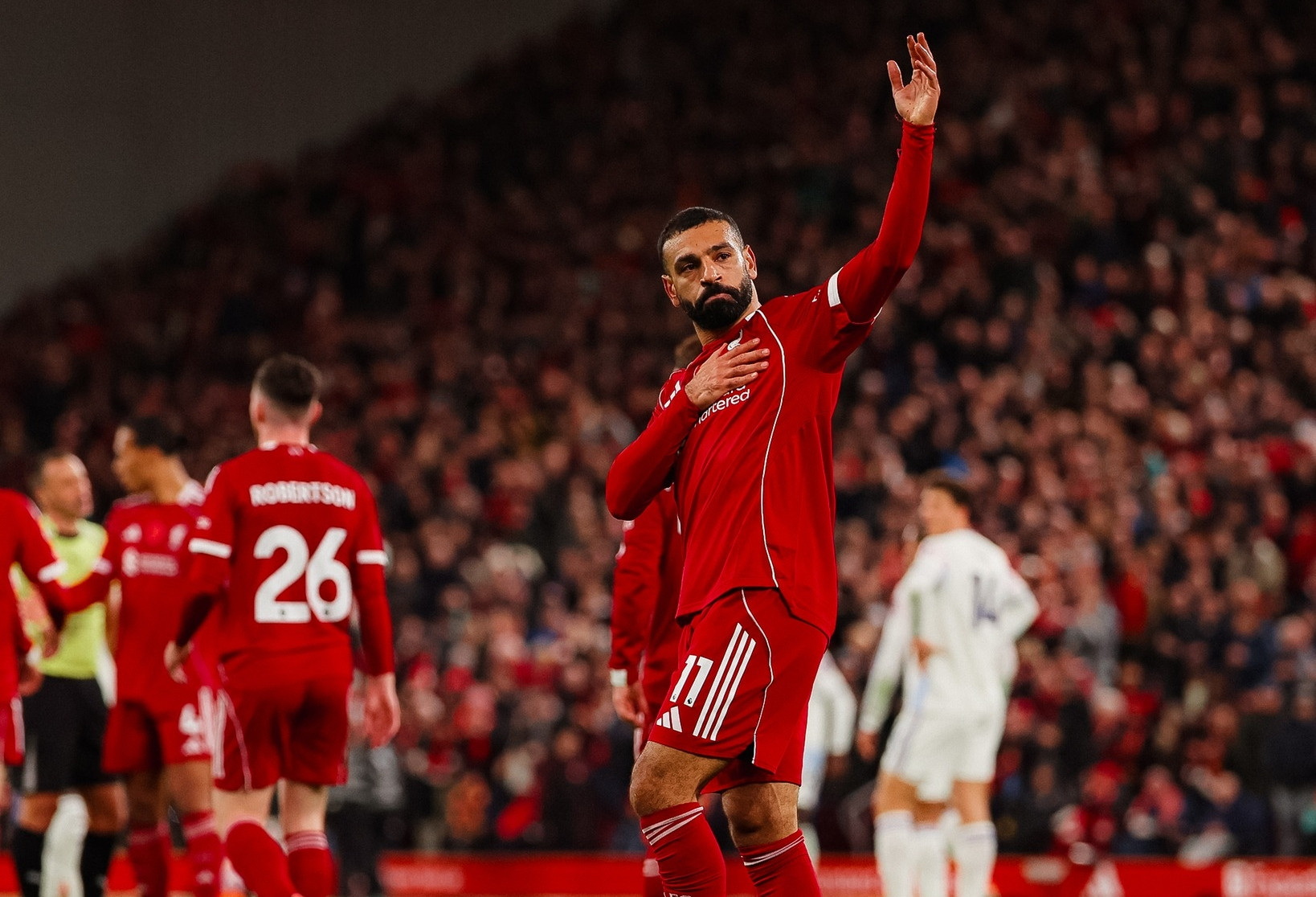 Salah tỏa sáng, Liverpool qua mặt MU để đua vô địch