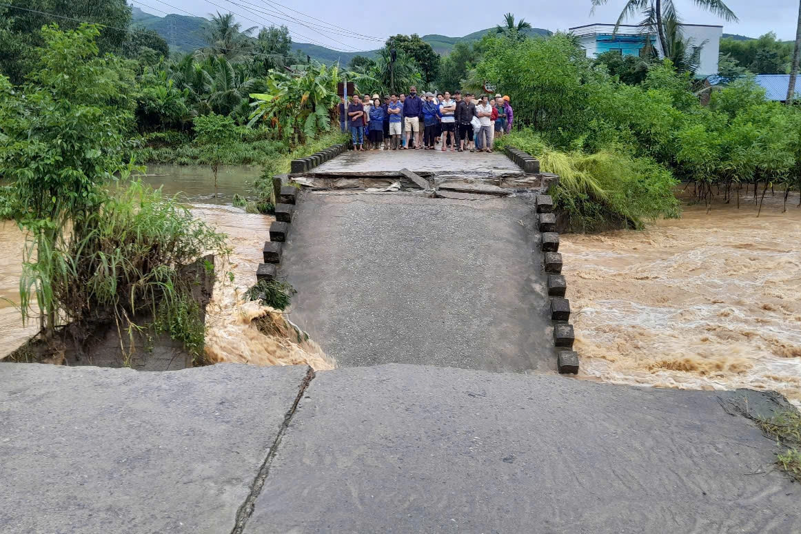 Sập cầu ở Quảng Ngãi, người đi xe máy rơi xuống dòng nước chảy xiết