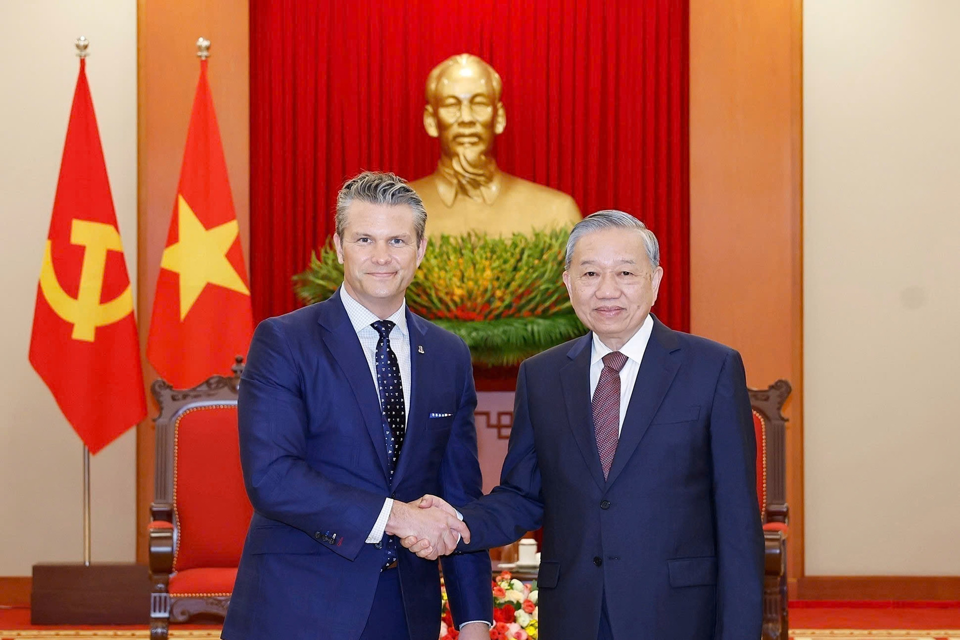 Tổng Bí thư và Chủ tịch nước tiếp Bộ trưởng Bộ Chiến tranh Mỹ