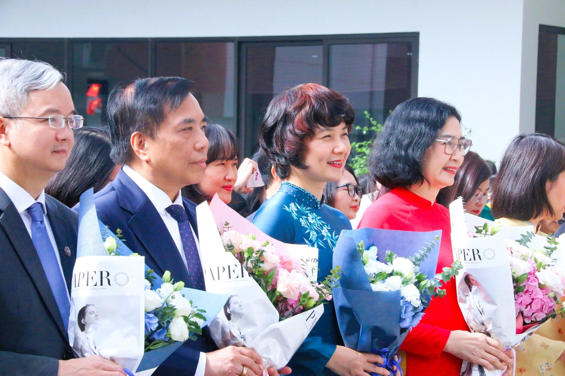 Thầy cô ĐH Ngoại thương nhận quà đặc biệt từ sinh viên giữa sân trường dịp 20/11