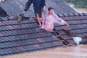 Bản tin sáng 20/11: Lũ về, mẹ con ôm nhau khóc trên nóc nhà, lên mạng cầu cứu