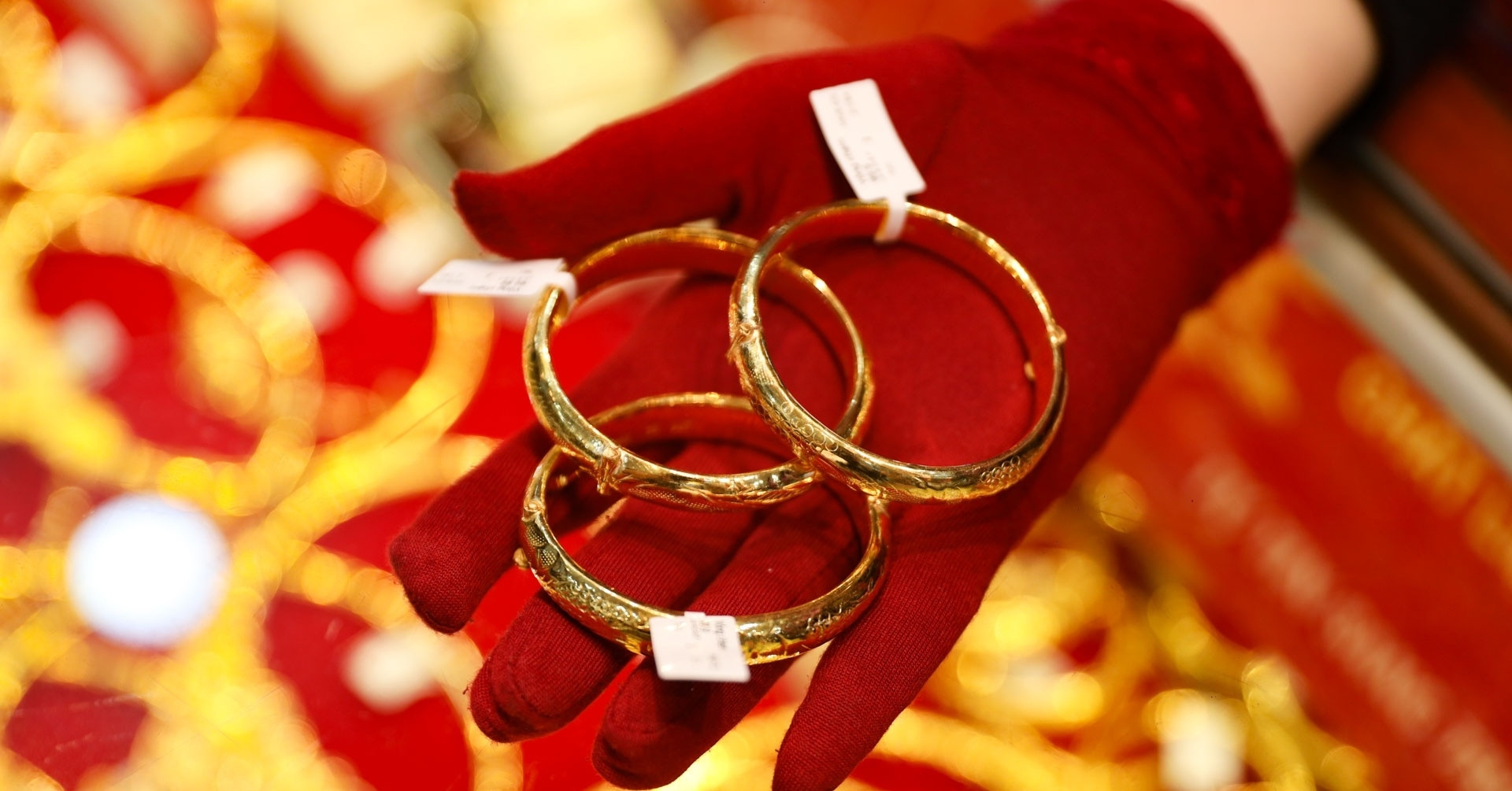 Giá vàng hôm nay 21/11/2025 rung lắc 'trước giờ G', SJC hạ nhiệt