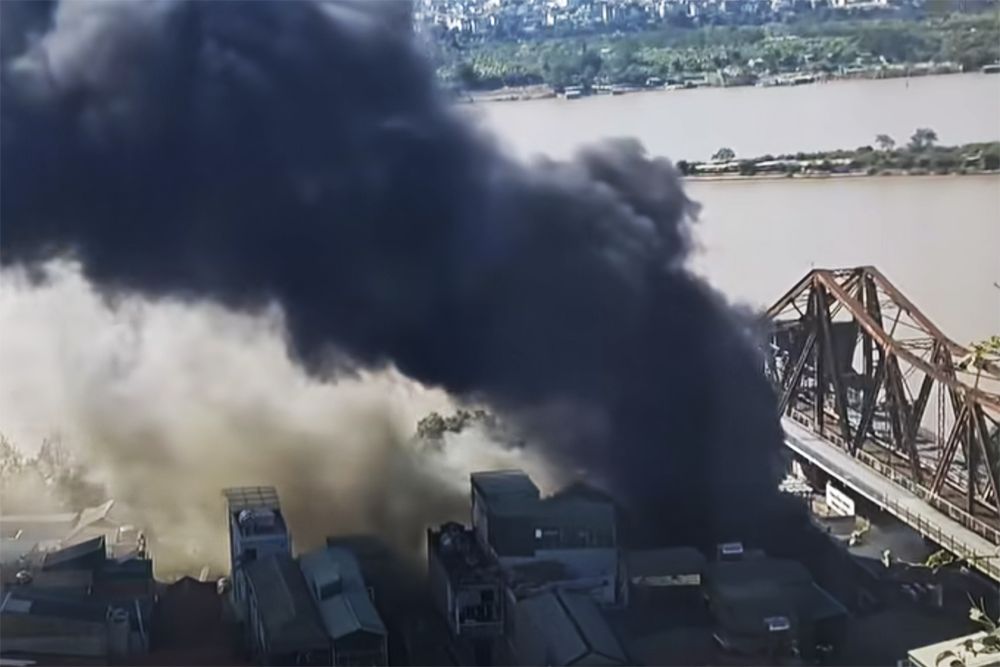 Cháy nhà hàng gần chân cầu Long Biên, khói đen cuồn cuộn bốc cao