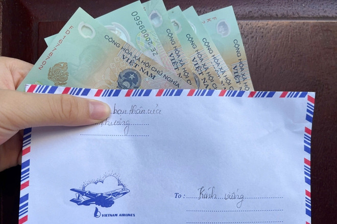 Bạn thân truy hỏi tiền phúng viếng, cô gái tá hỏa về chiếc phong bì bị rút lõi