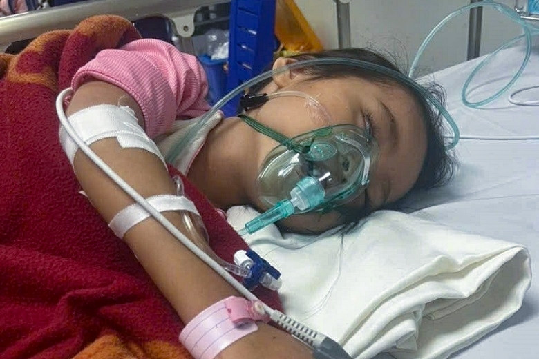 Bé gái 4 tuổi ở Hưng Yên mắc 'bệnh lạ', mẹ nghèo bất lực cầu cứu