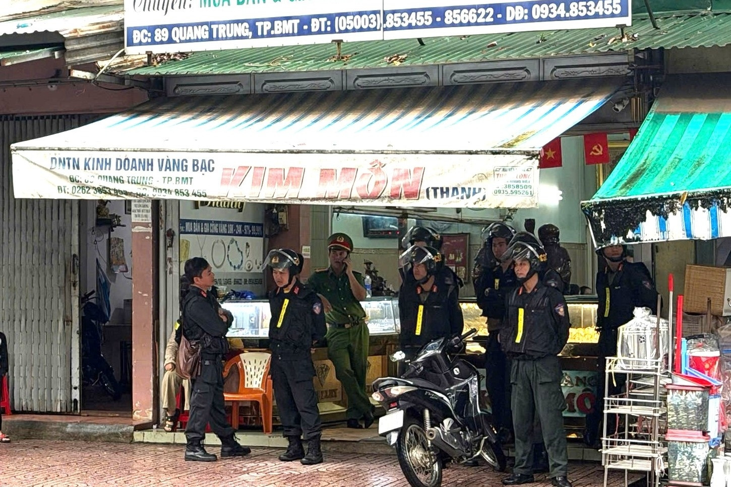 Cảnh sát xuất hiện tại tiệm vàng nổi tiếng ở Đắk Lắk