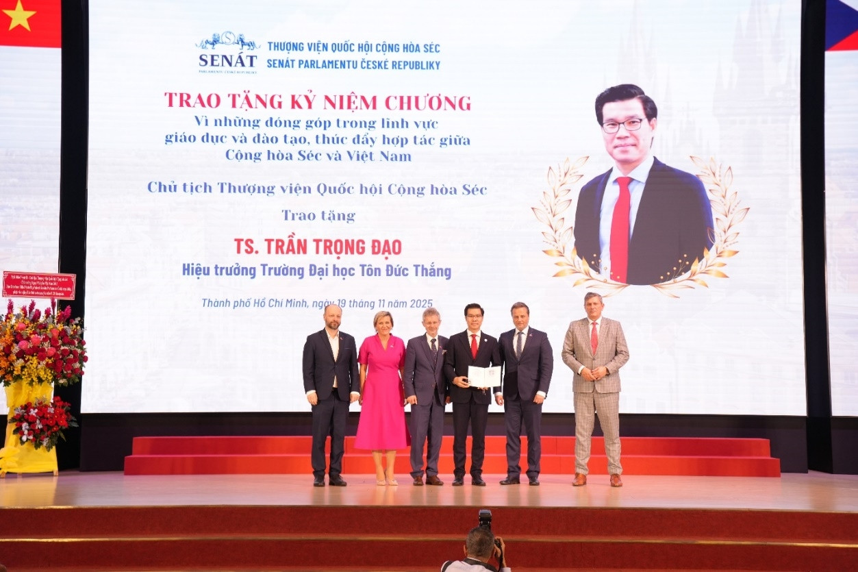 Chủ tịch Thượng viện Cộng hòa Séc trao kỷ niệm chương cho hai nhà giáo TDTU