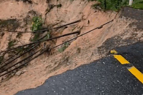 Clip hiện trường đèo Mimosa sạt sâu 40m, suýt cuốn xe khách xuống hố