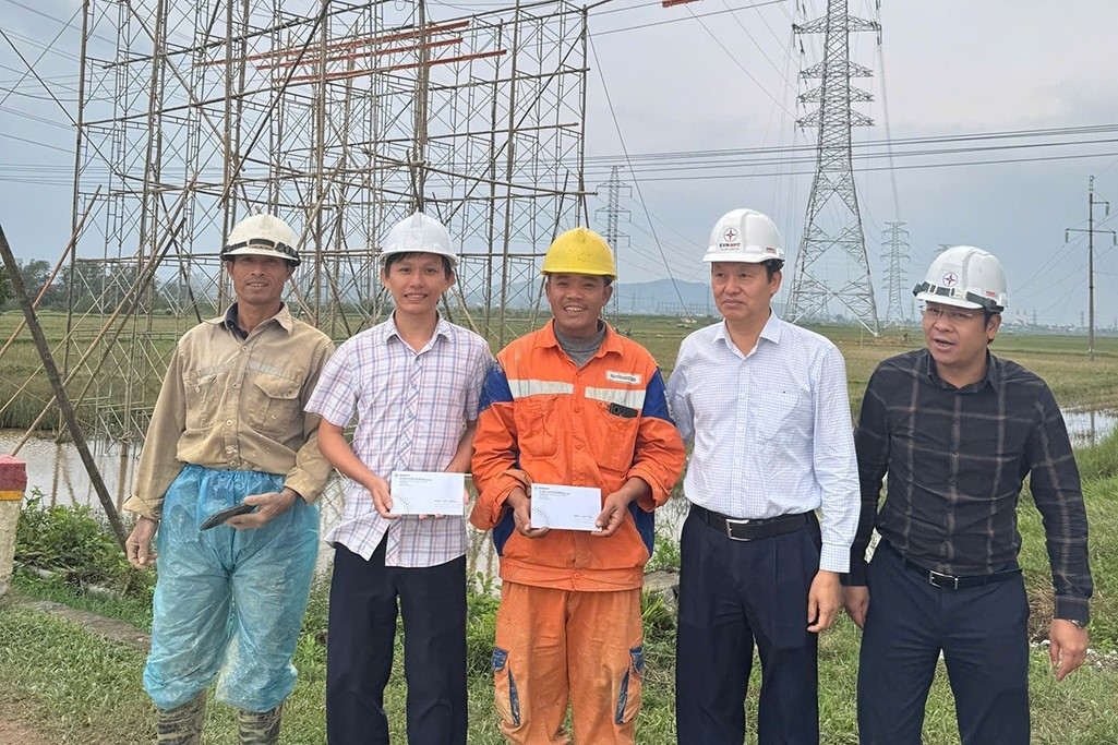 Công đoàn EVNNPT động viên công nhân cụm dự án truyền tải điện nhập khẩu từ Lào