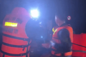 Đặc công nước, hải quân xuyên đêm ứng cứu ở 'điểm nóng' ngập lụt Khánh Hòa