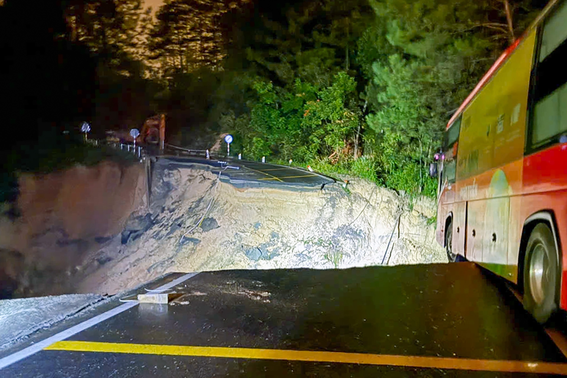 Đèo Mimosa sạt sâu 40m, thót tim cảnh xe khách ngấp nghé miệng hố