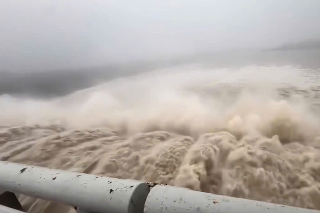 Diễn biến xả lũ mới nhất tại Thủy điện sông Ba Hạ