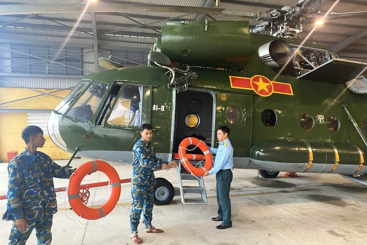 Điều máy bay chở phao cứu sinh tiếp tế vùng lũ Gia Lai, Đắk Lắk