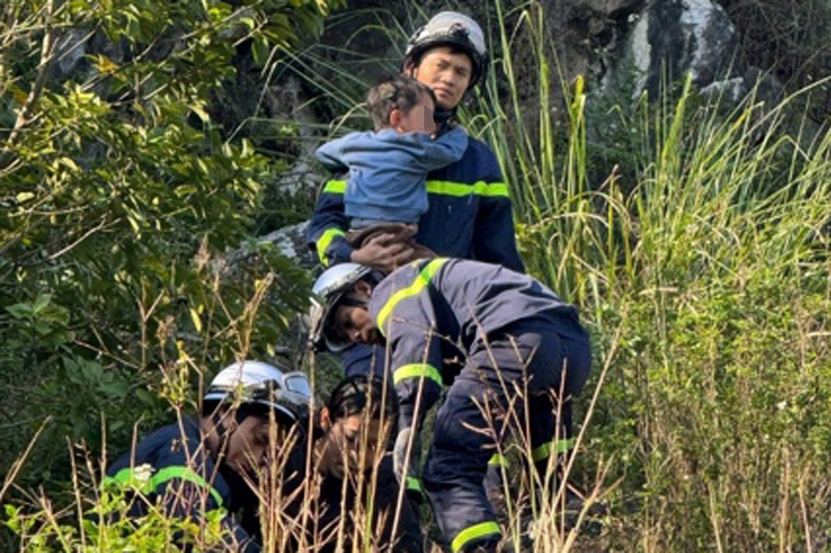 Hai cháu bé rơi xuống hố sâu ở Hà Nội