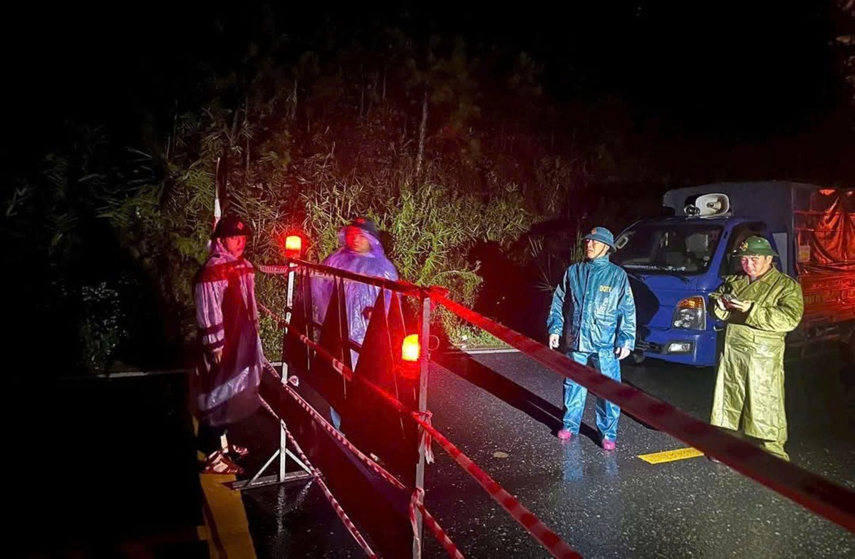 hiện trường đèo Mimosa sạt sâu 40m, suýt cuốn xe khách xuống hố...jpg