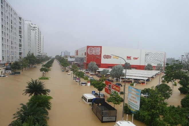 Hình ảnh thắt lòng ở Nha Trang: Hàng nghìn ô tô chìm trong nước lũ