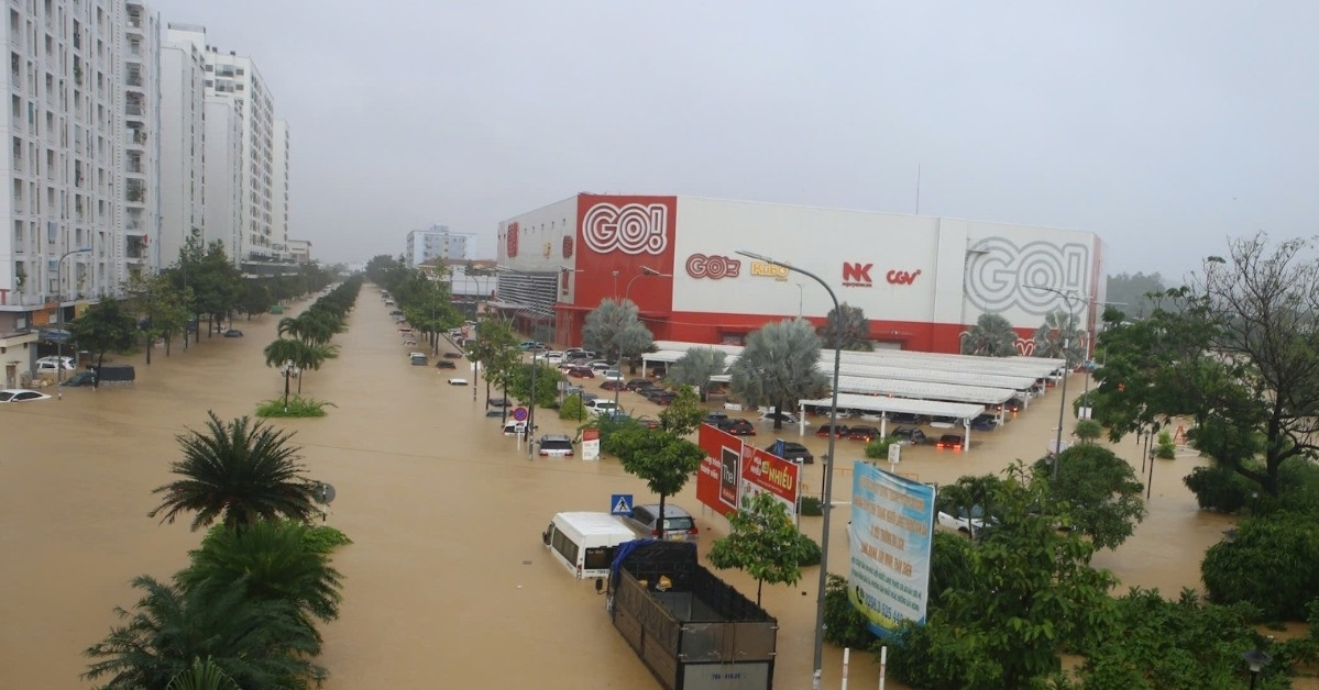 Hình ảnh thắt lòng ở Nha Trang: Hàng nghìn ô tô...