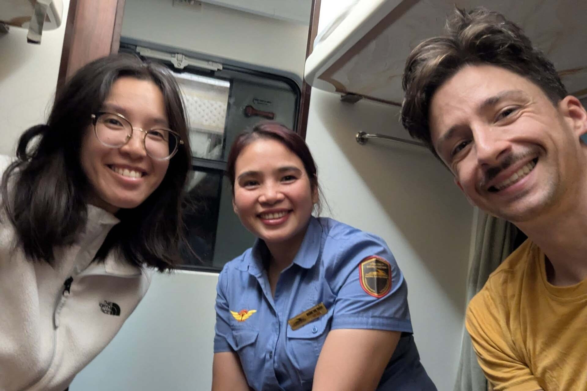 Khách Tây kẹt 2 ngày trên tàu vì mưa lũ, xúc động trước hành động của tiếp viên