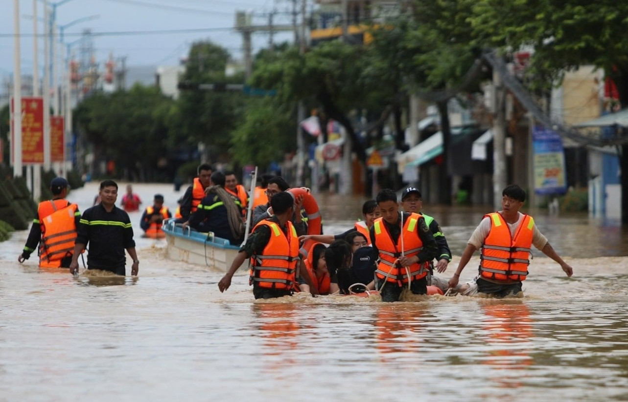 Lũ kỷ lục trên hai sông ở miền Trung, ngập lụt lan rộng tại 6 tỉnh thành
