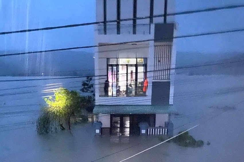 Lũ về đột ngột, mẹ con ôm nhau khóc trên nóc nhà, lên Facebook cầu cứu xuyên đêm