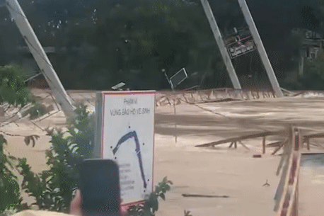 Ít nhất 50 người chết và mất tích, sân bay, đường sắt qua miền Trung bị tê liệt