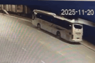 Mercedes Maybach húc vào xe khách đỗ ven đường, tài xế bất tỉnh