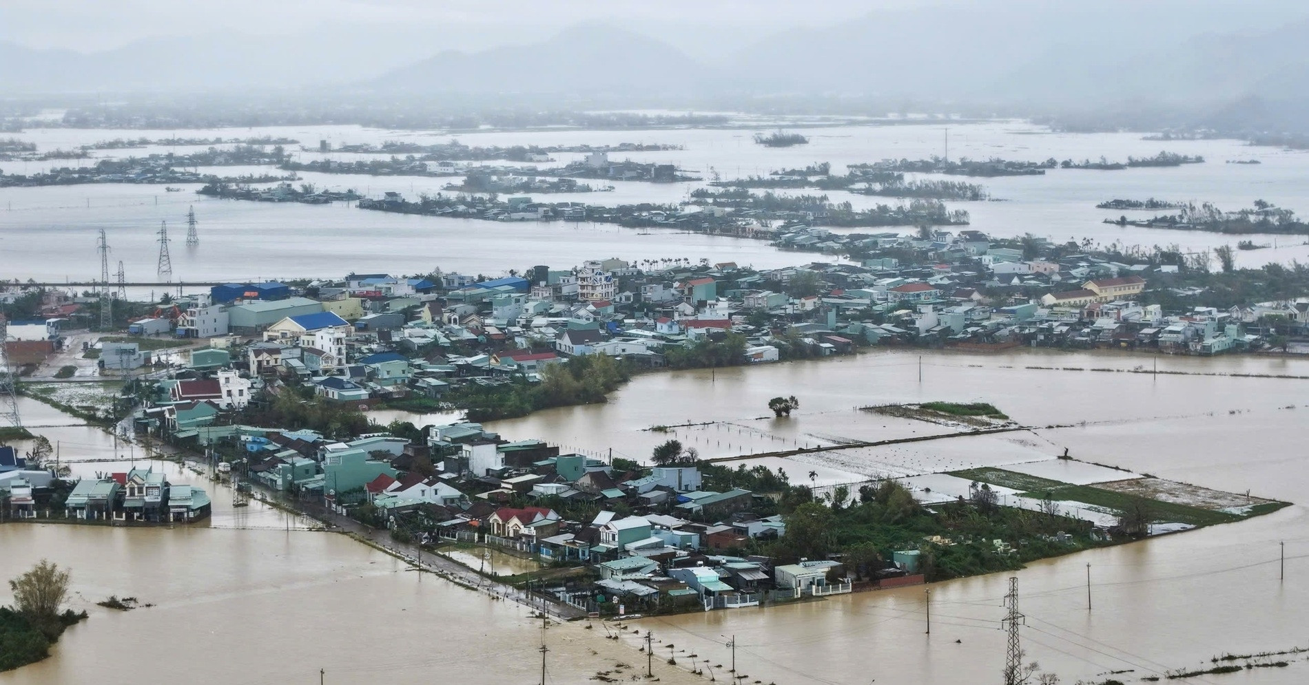 Ngập lụt khắp Nam Trung Bộ, điều máy bay chở phao cứu sinh tiếp tế vùng lũ