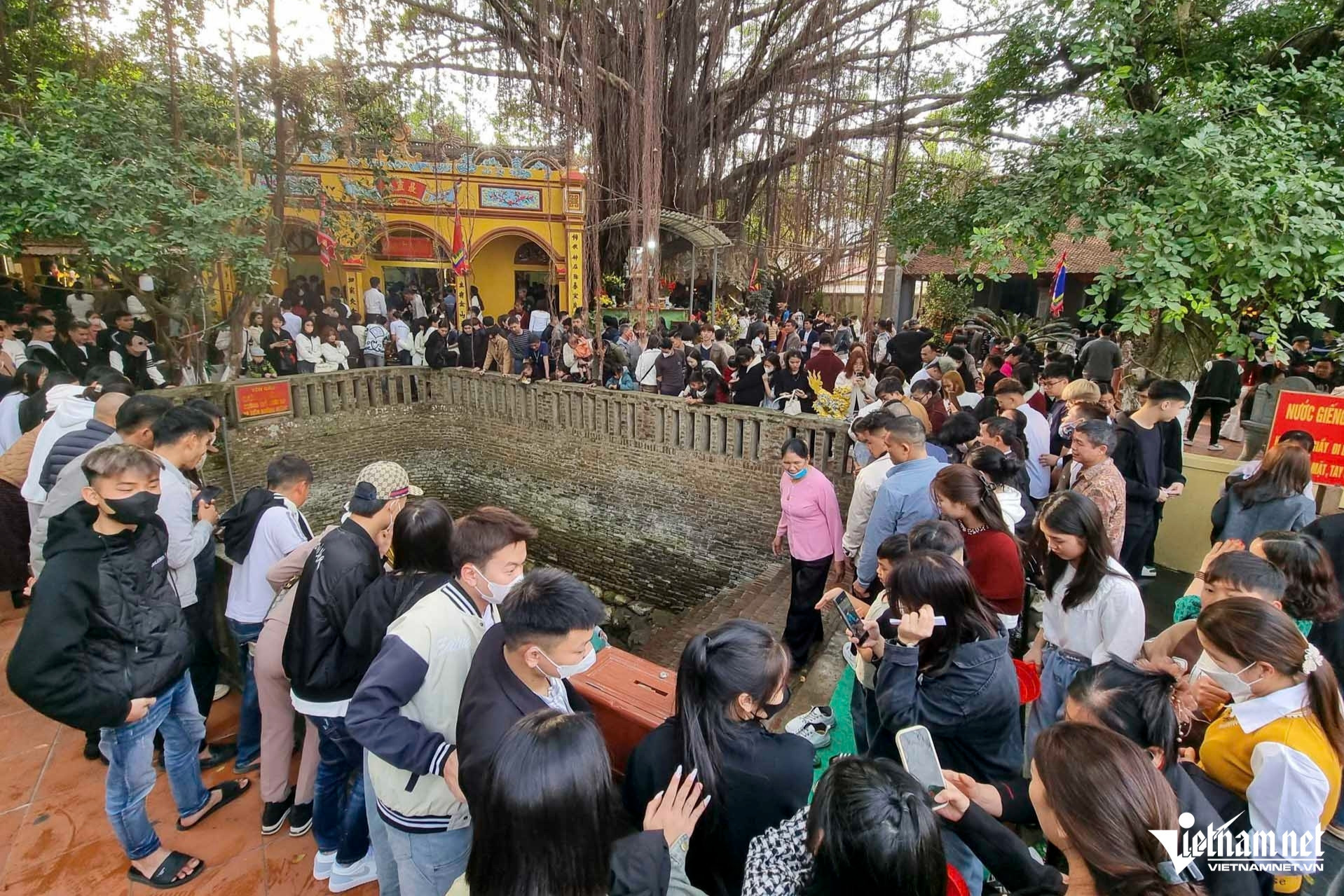 https://static-images.vnncdn.net/vps_images_publish/000001/000003/2025/11/20/ngoi-den-thieng-cach-ha-noi-50km-tuong-truyen-co-gieng-than-cau-duoc-uoc-thay-4161.jpg