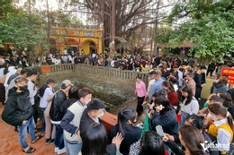 https://static-images.vnncdn.net/vps_images_publish/000001/000003/2025/11/20/ngoi-den-thieng-cach-ha-noi-50km-tuong-truyen-co-gieng-than-cau-duoc-uoc-thay-4161.jpg