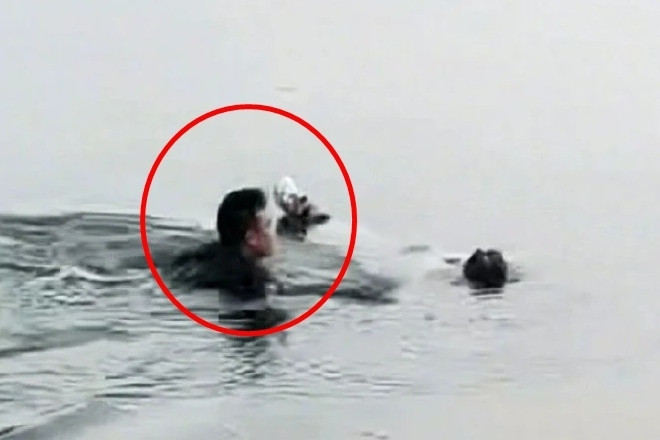 Người bán khoai lang lao xuống hồ nước lạnh cứu phụ nữ suýt chết đuối