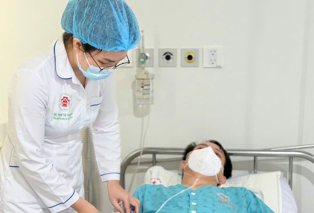 Người đàn ông 50 tuổi đến viện trong tình trạng phổi đông đặc