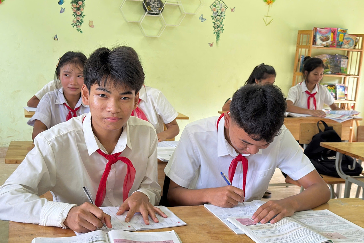 Những người cha mang quân hàm xanh - điểm tựa của trẻ vùng cao