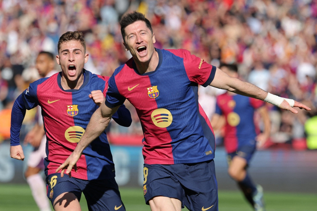 Sếp lớn Barca từng yêu cầu Lewandowski ngừng ghi bàn