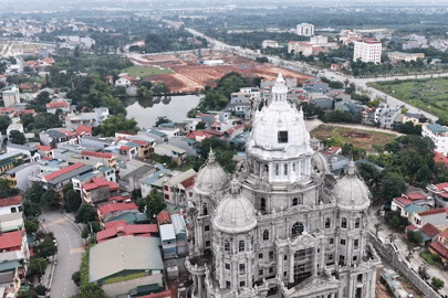 Tòa lâu đài nghìn tỷ của đại gia xăng dầu bất ngờ 'thay áo'