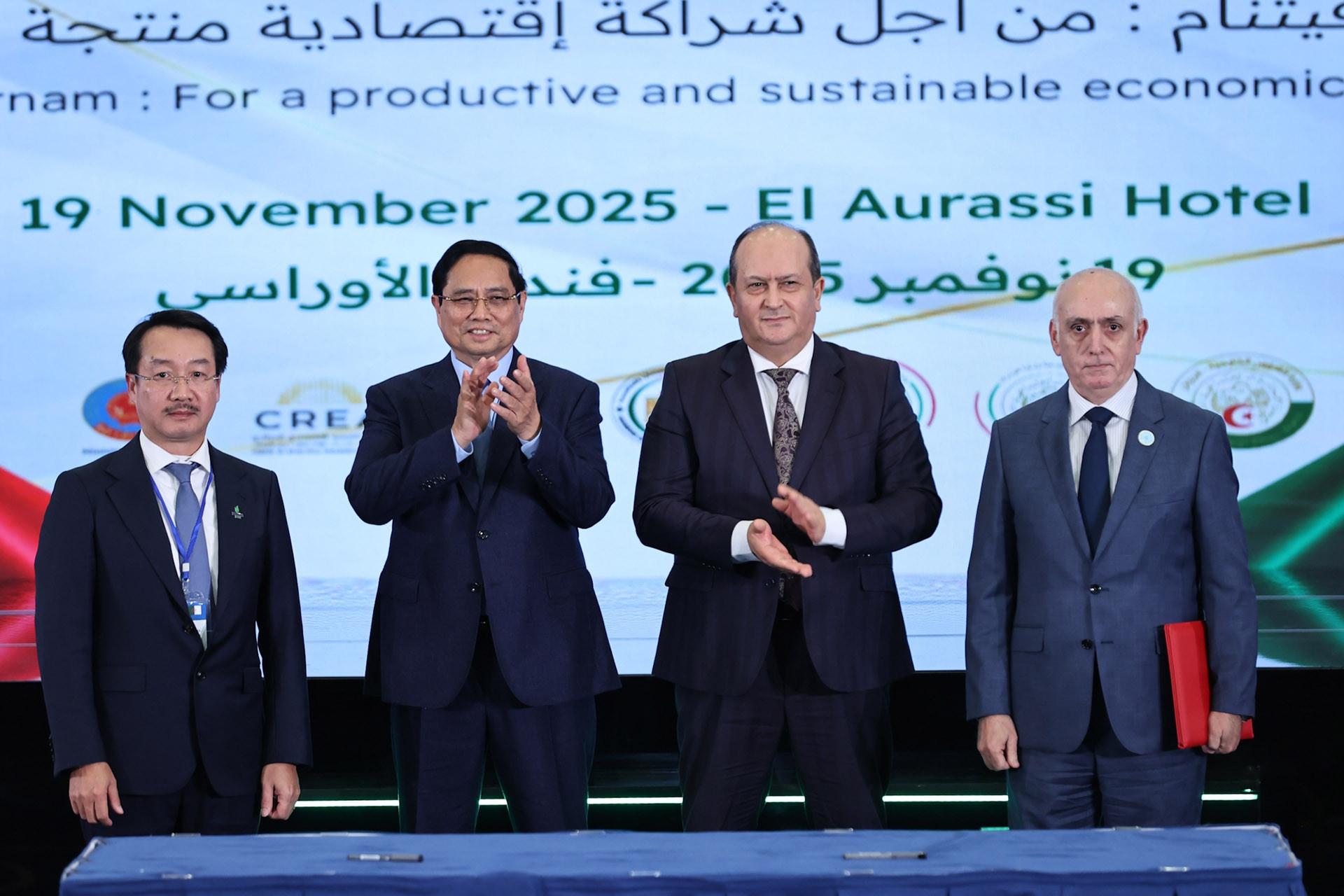 Thủ tướng mời gọi doanh nghiệp Việt Nam đầu tư tại Algeria để xuất khẩu sang 3 châu lục