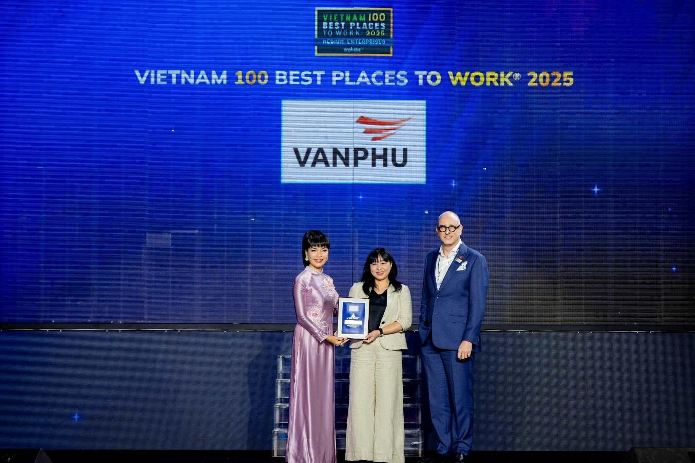 Văn Phú được vinh danh Top 100 nơi làm việc tốt nhất Việt Nam 2025