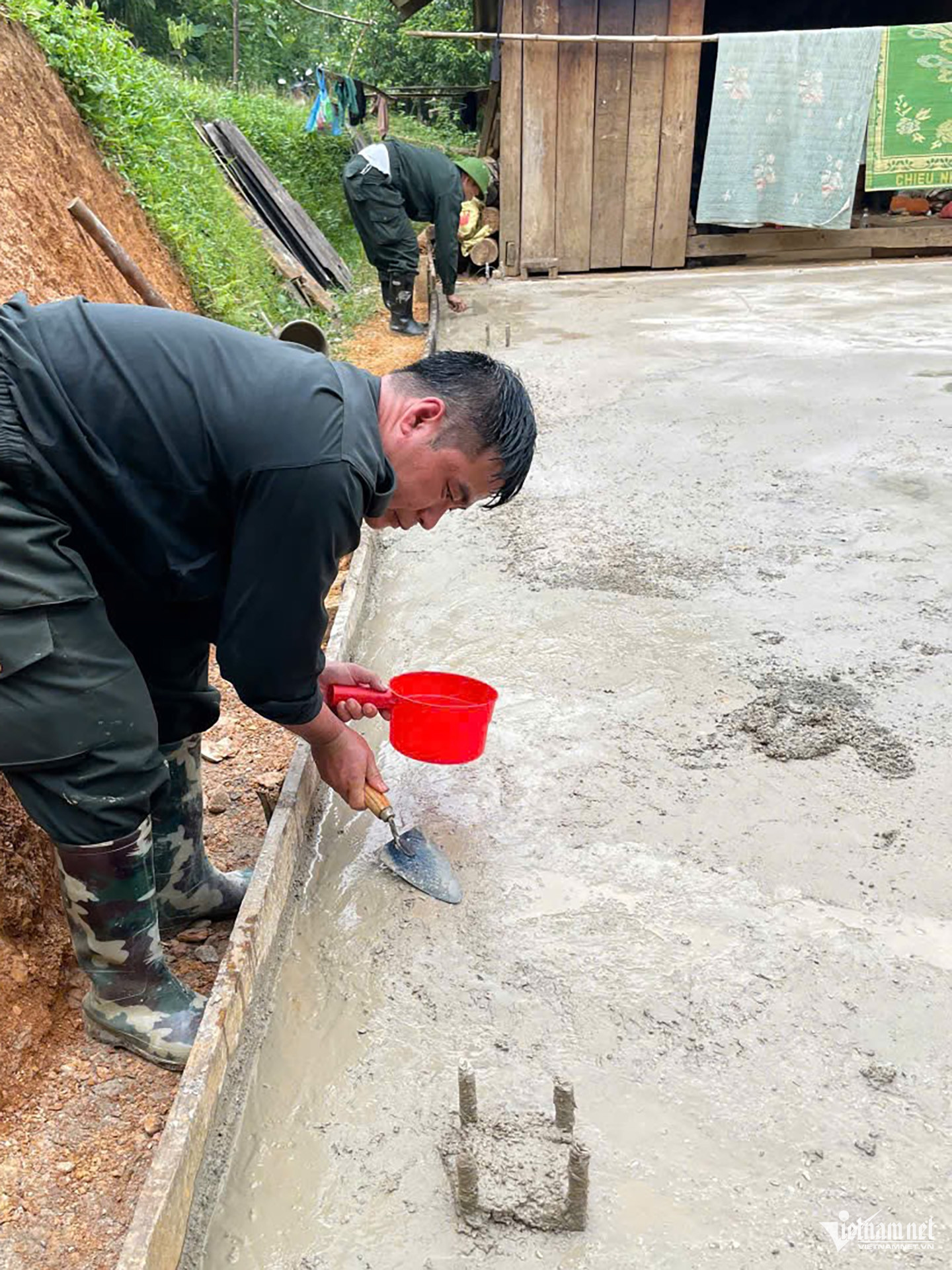 W-Công an Thái Nguyên tham gia xóa nhà tạm 6.jpg