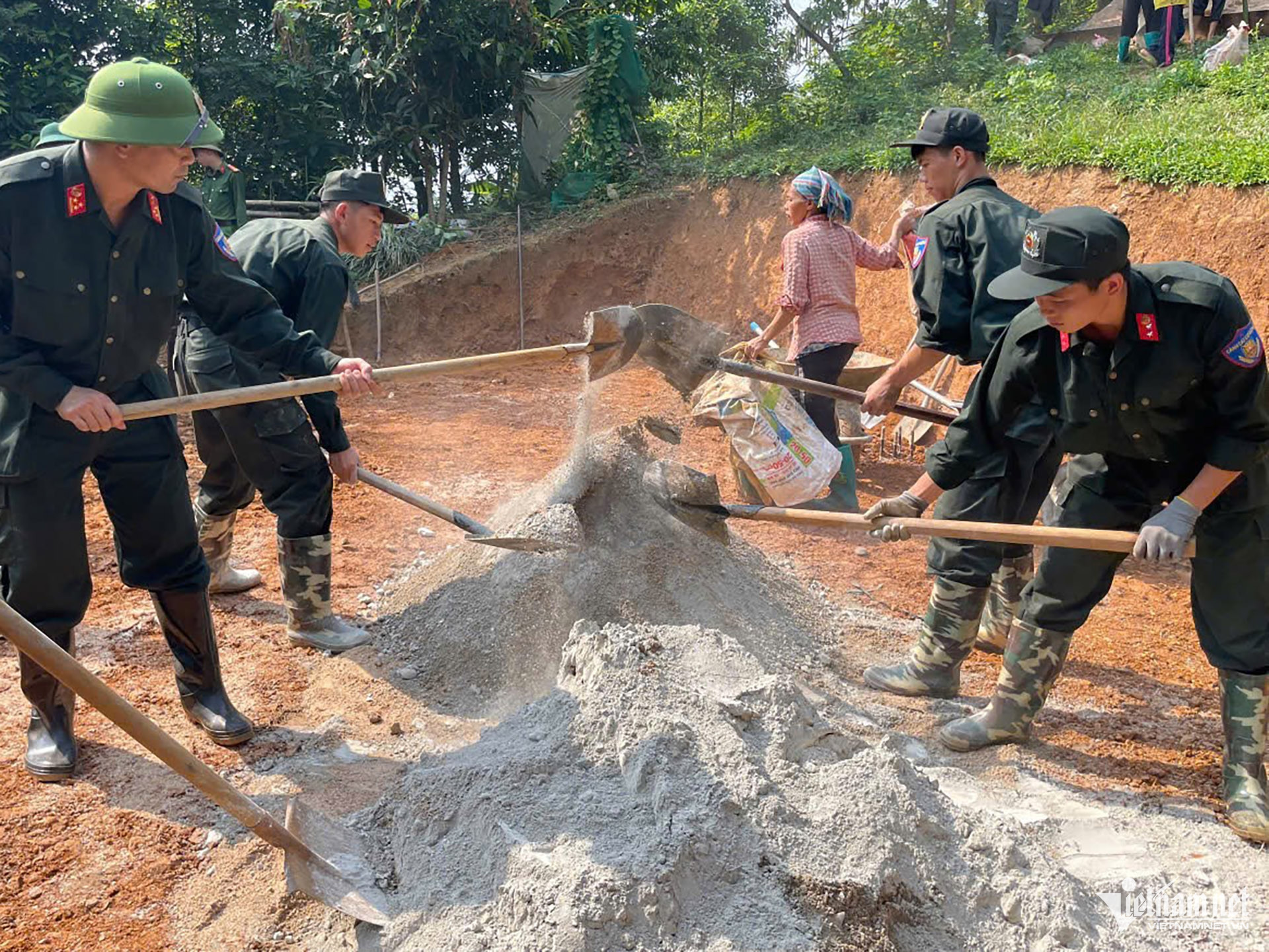 W-Công an Thái Nguyên tham gia xóa nhà tạm 9.jpg