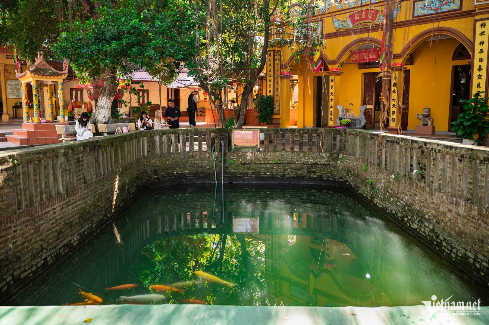 Ngôi đền thiêng cách Hà Nội 50km, tương truyền có 'giếng thần cầu được ước thấy' W-đền cùng giếng ngọc.jpg