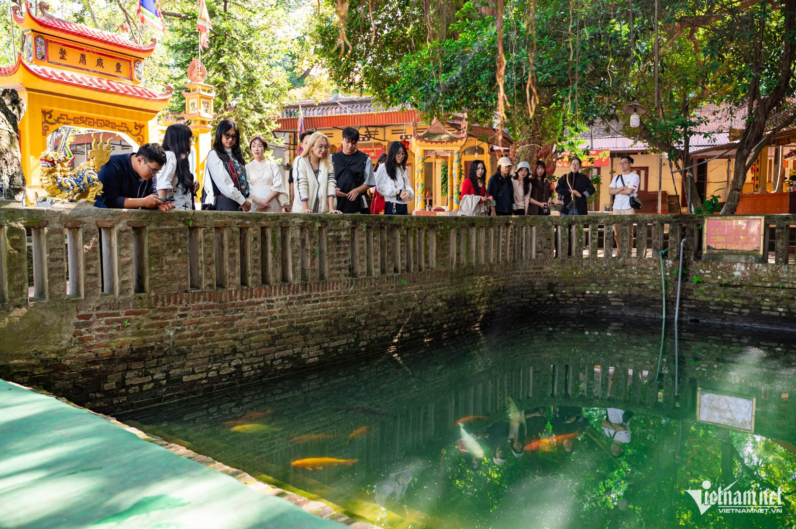 Ngôi đền thiêng cách Hà Nội 50km, tương truyền có 'giếng thần cầu được ước thấy' W-đền cùng giếng ngọc.jpg