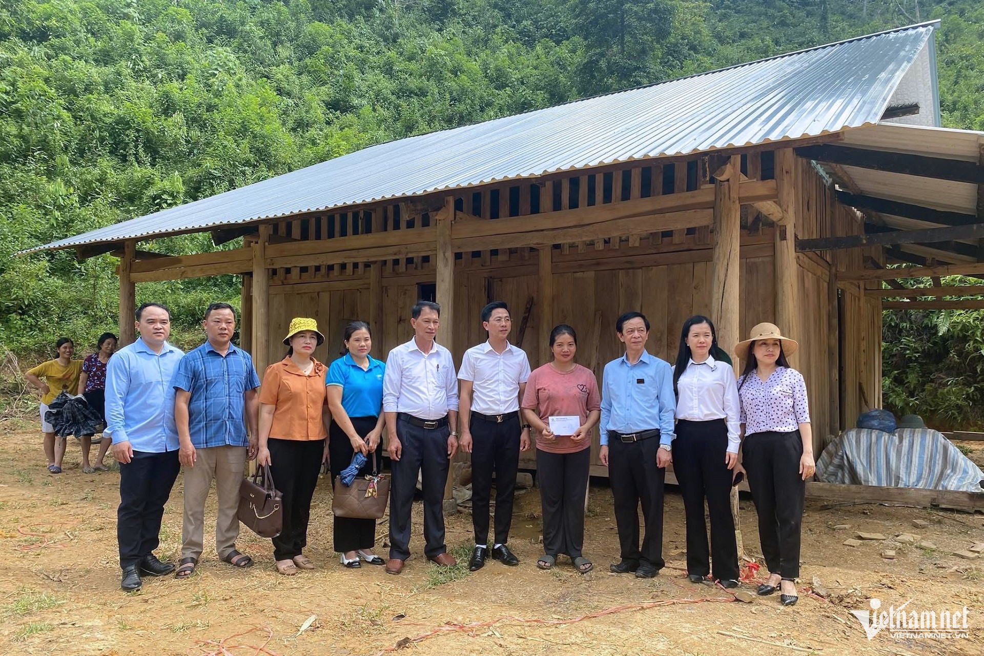 W-Nhà mới trao sau khi xóa nhà tạm 8.jpg