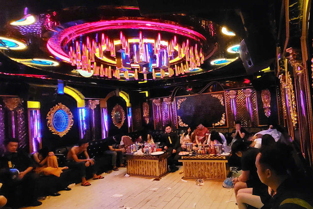 300 cảnh sát đột kích 3 quán karaoke biến tướng, thu ma túy và súng đạn