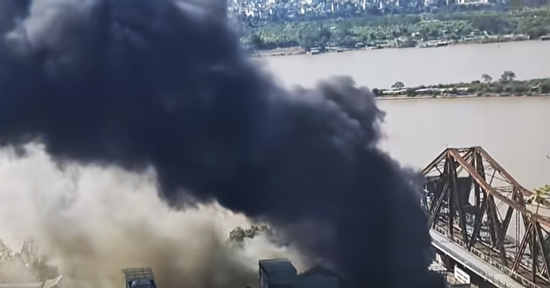 Bản tin chiều 20/11: Cháy nhà hàng gần chân cầu Long Biên, khói đen cuồn cuộn