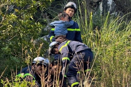 Bản tin cuối ngày 20/11: Hai cháu bé rơi xuống hố sâu ở Hà Nội