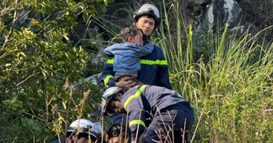 Bản tin cuối ngày 20/11: Hai cháu bé rơi xuống hố sâu ở Hà Nội