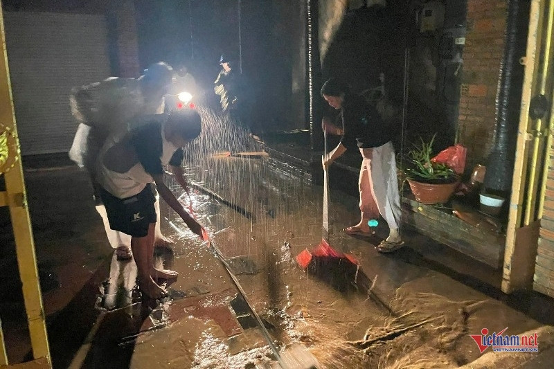 Bản tin sáng 21/11: Lũ rút, người dân Gia Lai 'mò mẫm' dọn nhà trong đêm