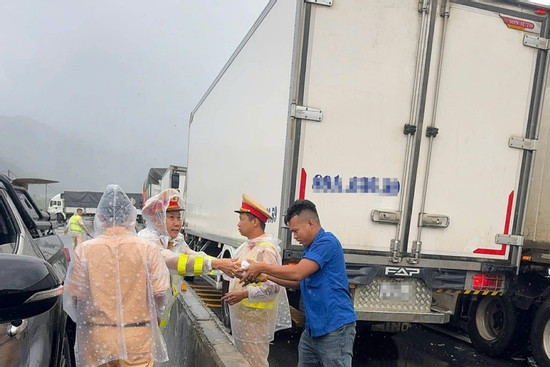 Bản tin cuối ngày 21/11: Quốc lộ 1 ùn tắc 20km, CSGT tiếp đồ cho tài xế mắc kẹt Bản tin cuối ngày 21/11: Quốc lộ 1 ùn tắc 20km, CSGT tiếp đồ cho tài xế mắc kẹt